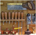 Bildausschnitt einer Werkzeugkiste mit Werkzeug zur Holzbearbeitung